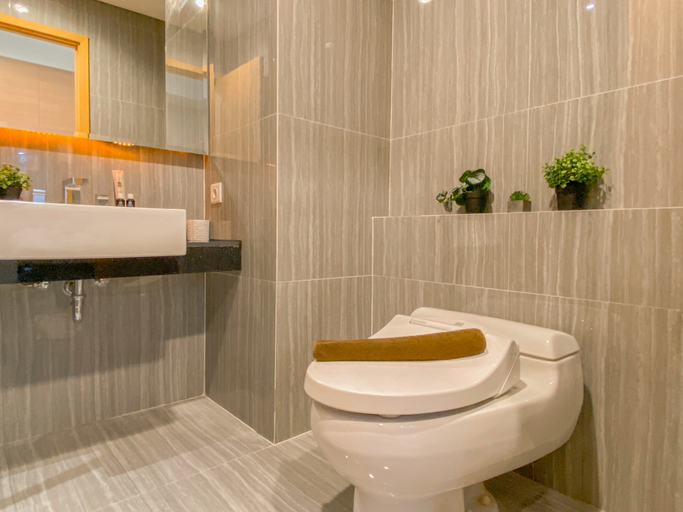 Bathroom 5, Cozy Designed Studio at Apartment Capitol Suites By Travelio, Jakarta Pusat