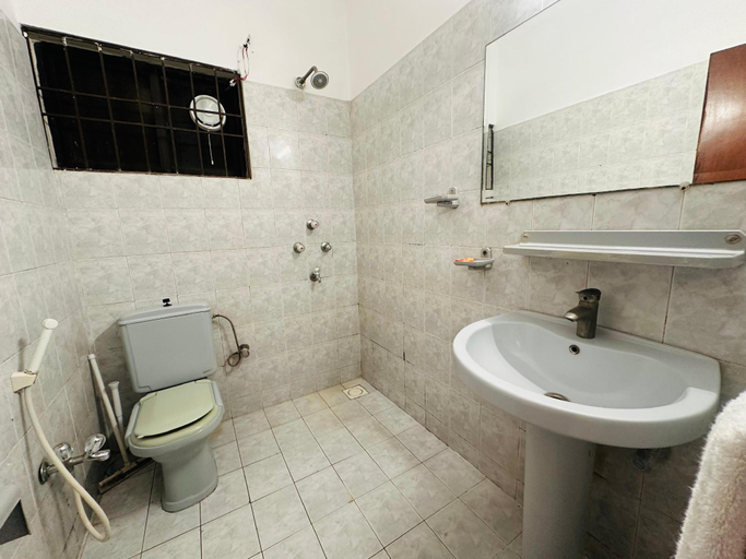 Bathroom 5, Travel Lodge Islamabad, Islamabad