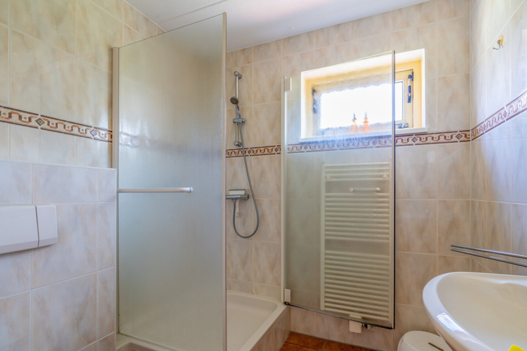 Pool, Modern and Attractive 5-person Holiday Home, Texel