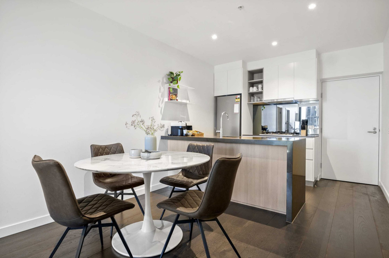 Dining 2, Stylish 2-bed Apartment With Stunning City Views, Melbourne