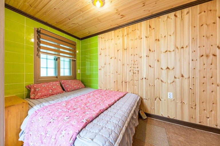 Bedroom 3, Hae and Dal Pension, Geoje