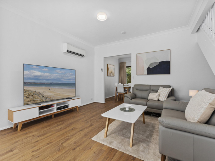 5, Coastal 3-Bed House with BBQ and Private Courtyard, Adelaide