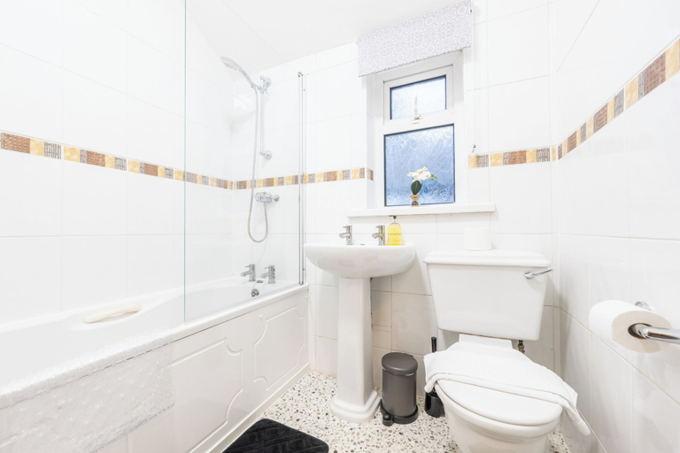 Bathroom 5, Spacious 4-Bedroom House with Garden, Cardiff