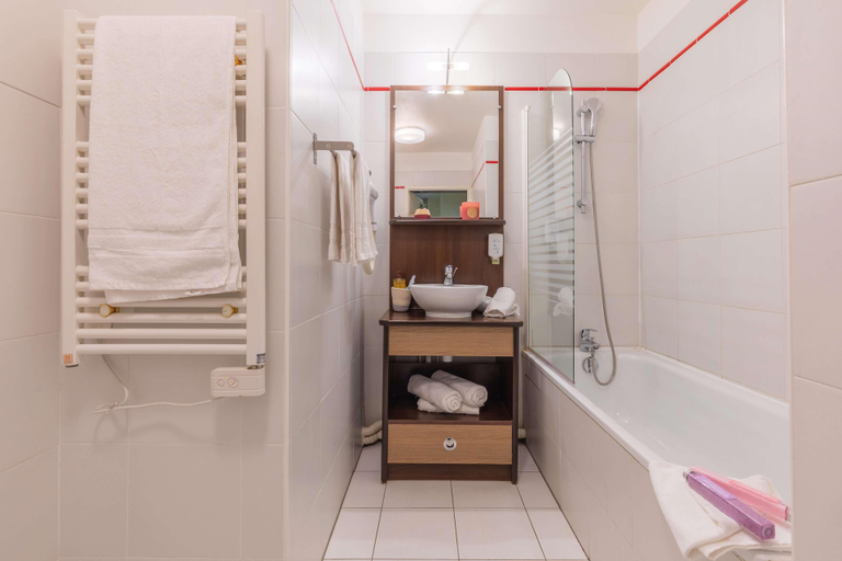 Bathroom 4, Zenitude Hotel-Residences Magny les Hameaux, Yvelines