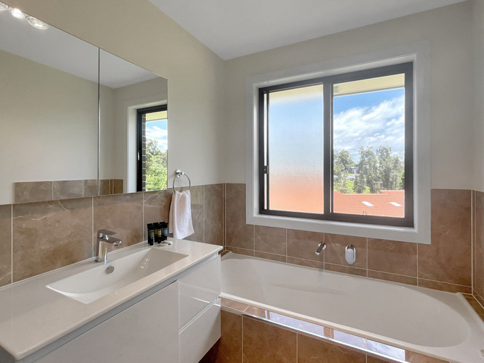 Bathroom 3, Spacious 4-bed House Near Batemans Bay Centre, Eurobodalla