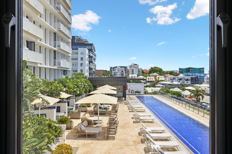 Pool 2, Stunning 1-bed by Victoria Park With Pool & Gym, Spring Hill