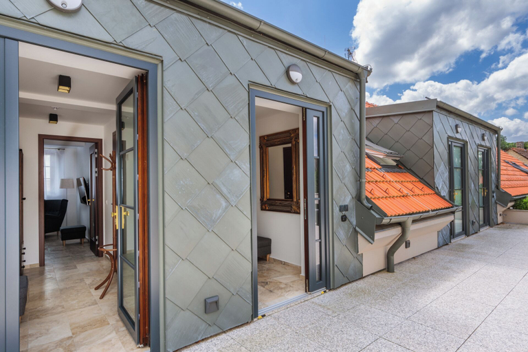 Exterior & Views