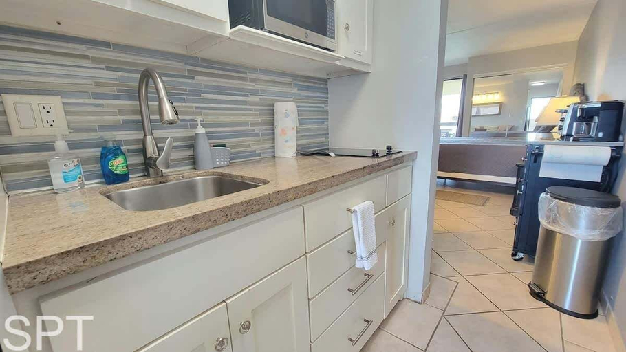 Private kitchen 2, Landfall 22 1 Bedroom Home by RedAwning, Cameron