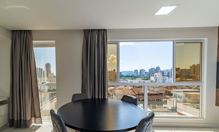 Dining 3, CII - Apartments 900m From the Beach in Porto Belo, Porto Belo
