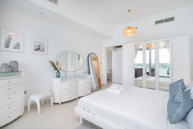 Room 4, Peaceful and Airy 1-bedroom Apartment With the Palm Beach View, Dubai