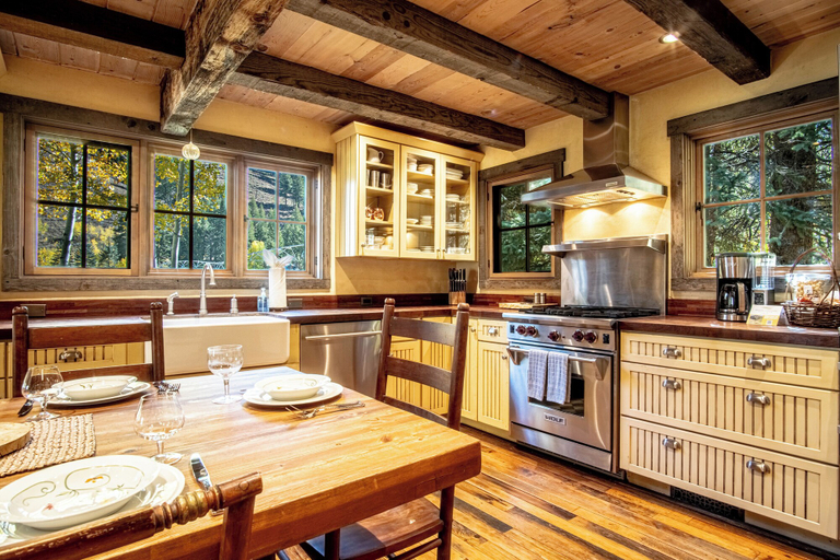 Private kitchen, Board's Sunset Ranch - Sawtooth National Forest, Blaine
