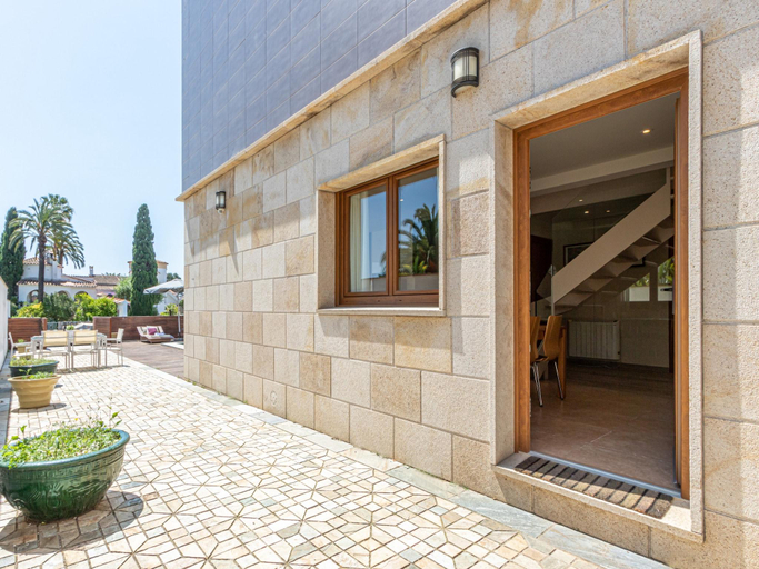 5, Villa in Empuriabrava with Pool  Boat Mooring, Girona