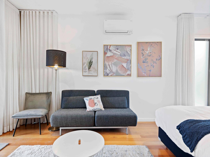 3, Stunning Studio Apartment Near Public Transport, Melbourne
