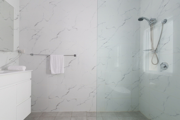 Bathroom 4, Chic 1-bed Retreat Near Shops & Beach, Sydney