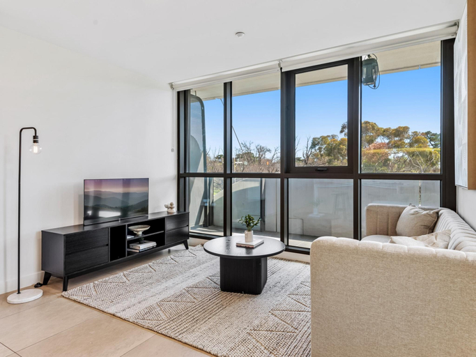 3, Light Filled Apartment by Albert Park Lake, Melbourne