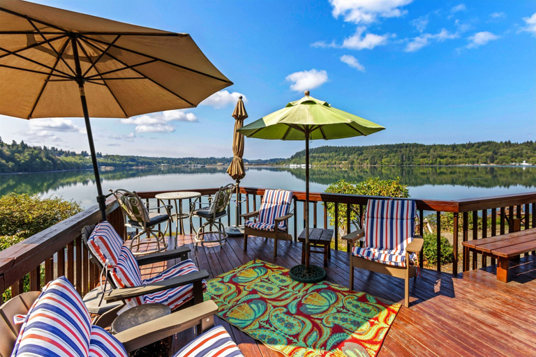 Room 5, Beautifully Remodeled Beach Front A-frame, Mason