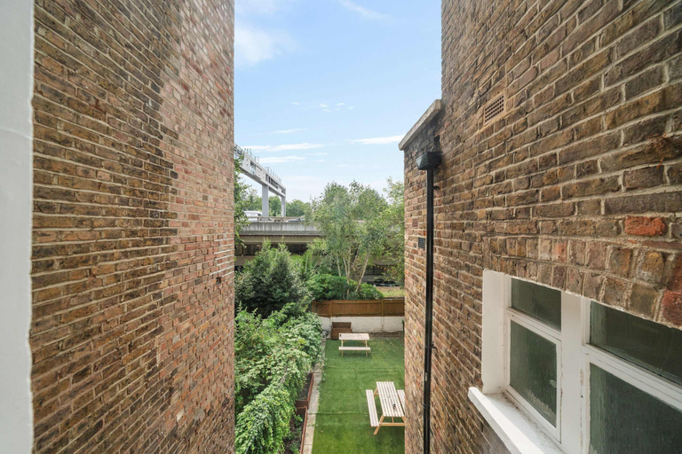 Room 3, Modern 2 Bedroom Apartment in Notting Hill, London
