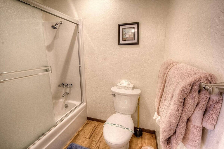 Bathroom 2, Kingswood Cornerview 4 Bedroom Home by RedAwning, Placer
