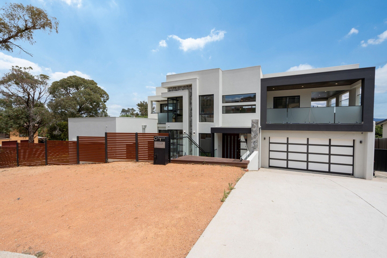 Exterior 2, Spacious 5-bed Family Home in Giralang, Canberra