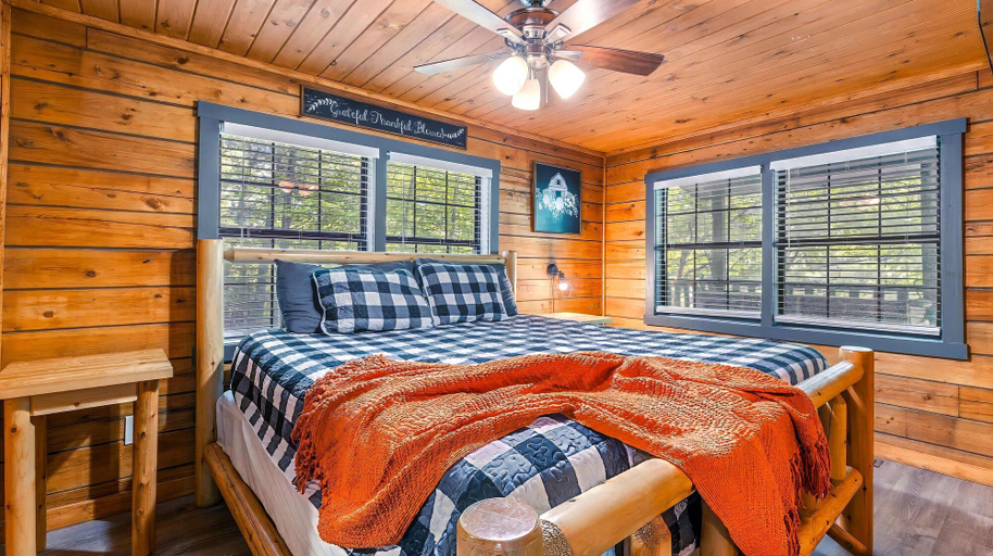 Room 4, Adventure Awaits Mtn Views Arcade Pool Table Hot Tub, Sevier