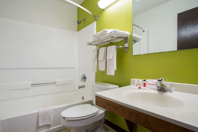 Bathroom 4, Super 8 by Wyndham Franklin, Franklin