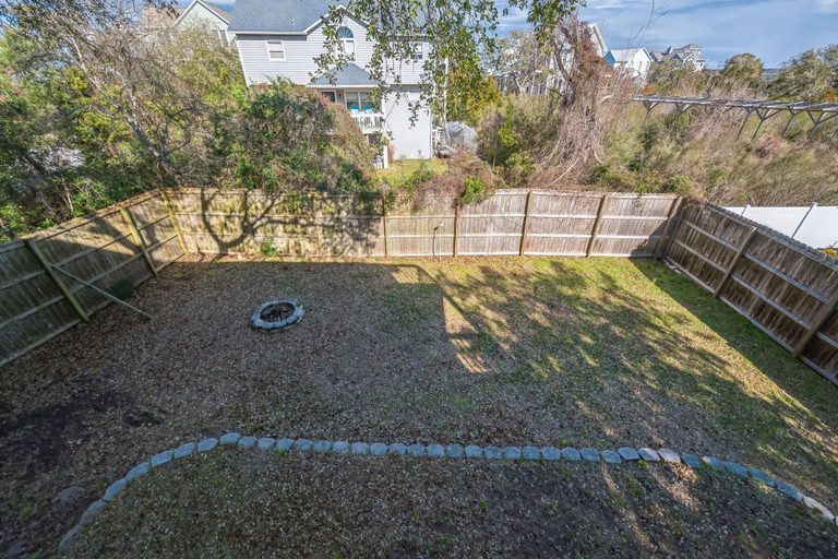 Garden, Walk to Beach Private Deck Family Fun, Pender