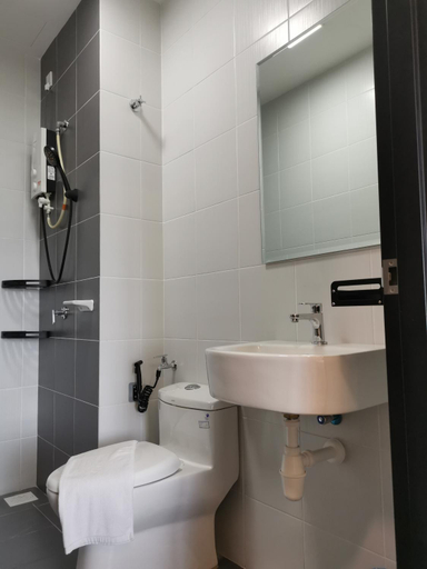 Bathroom, Novo 8 Residence Bachang by HeyStay Management, Malacca City