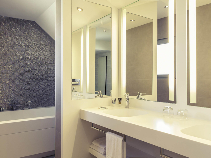 Bathroom 4, Mercure Nantes Centre Grand Hotel Hotel, Loire-Atlantique