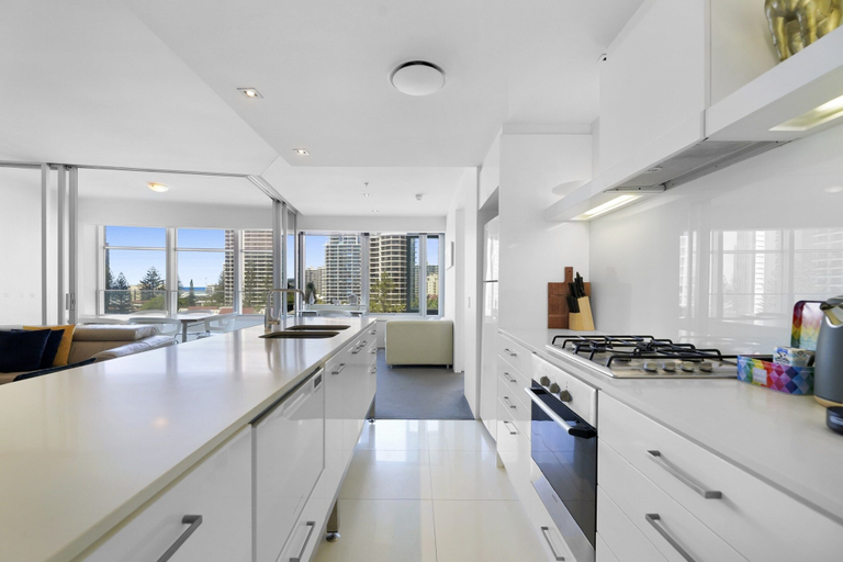 Private kitchen, Scenic 2-bed With Pool, Gym, Gold Coast