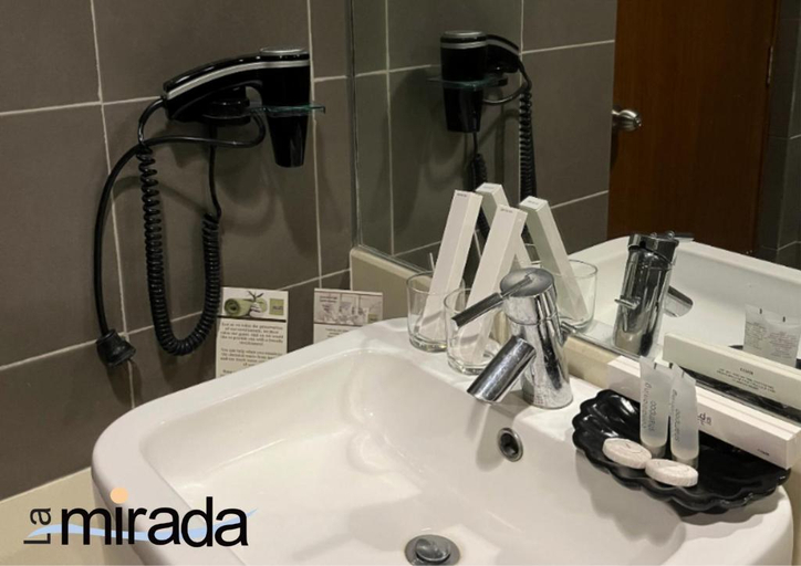 Bathroom 4, La Mirada Hotel and Serviced Apartments, Lapu-Lapu City