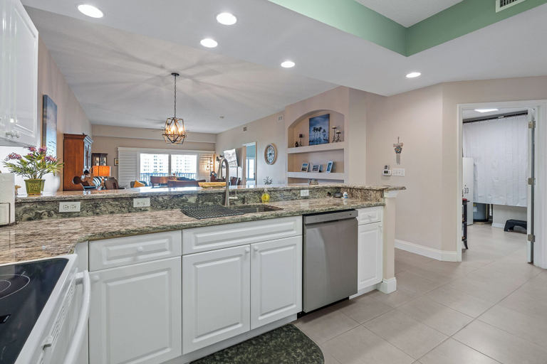 Room 2, Sunny 3BR Condo Steps to Beach Pool NSB FL, Volusia