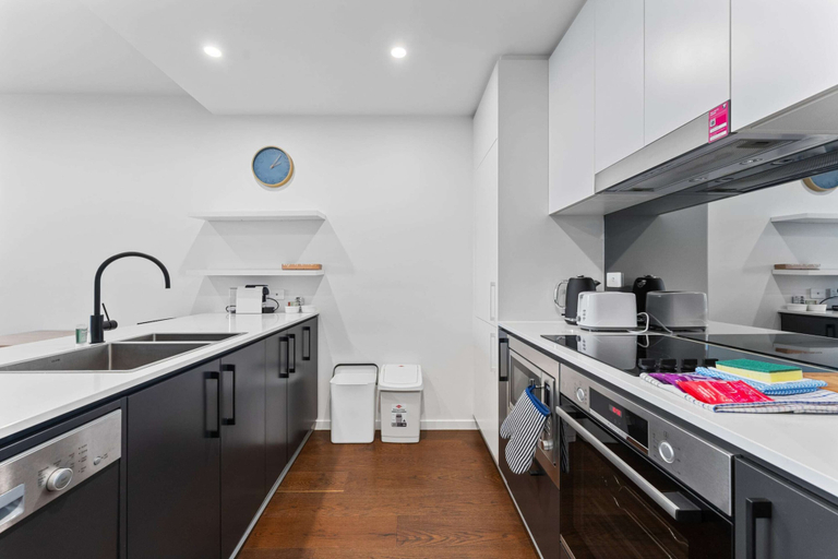 Private kitchen 4, Perfect Location 1-bed With Balcony, BBQ & Parking, Canberra