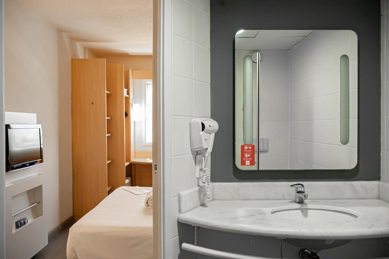 Bathroom 5, ibis Macae, Macaé
