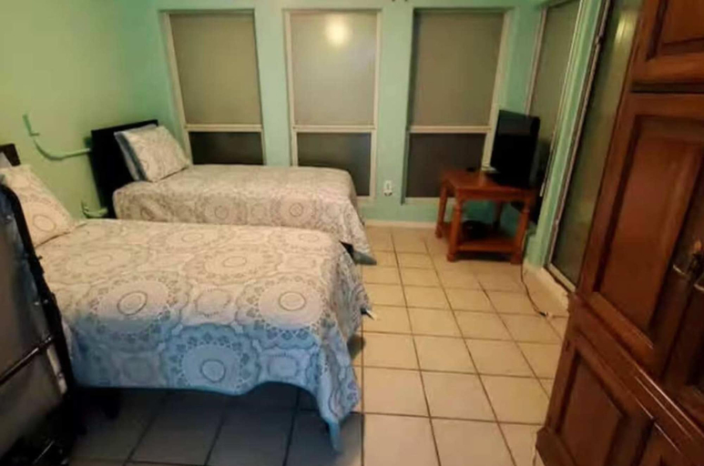 Room 4, Bayside Paradise 4BR Home w Patio Games Room, Cameron