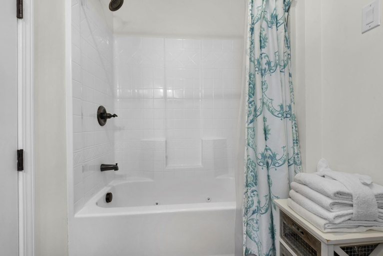 Bathroom 3, Sea La Vie, Escambia