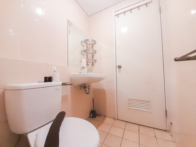 Bathroom 5, Minimalist 2BR Apartment at Parahyangan Residence By Travelio, Bandung