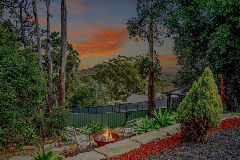 Property grounds, Luxurious 5-bed Home by Avoca Beach, Gosford - East