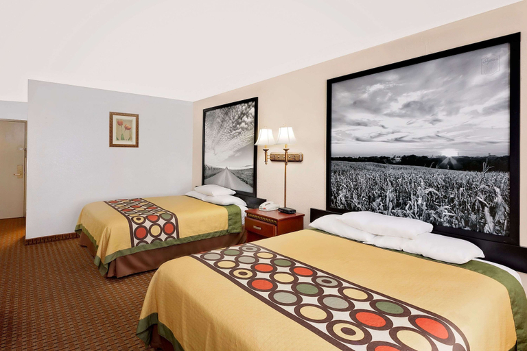 Bedroom 3, Super 8 by Wyndham Plainview, Hale
