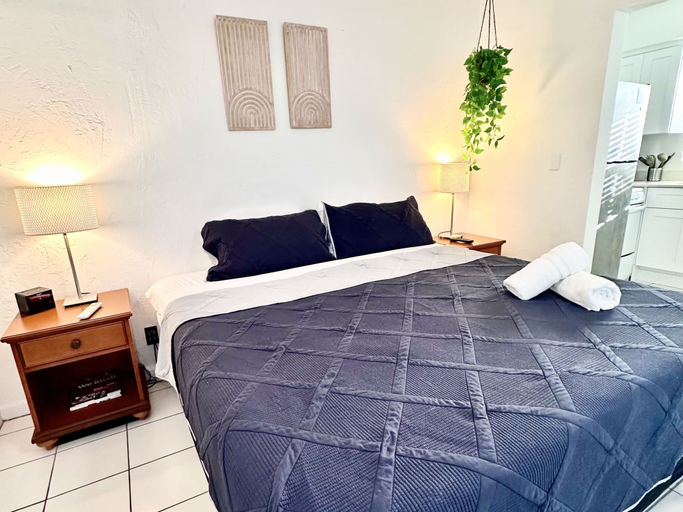 Others 3, Southwinds 9 for 3 King Studio Steps to Beach, Broward