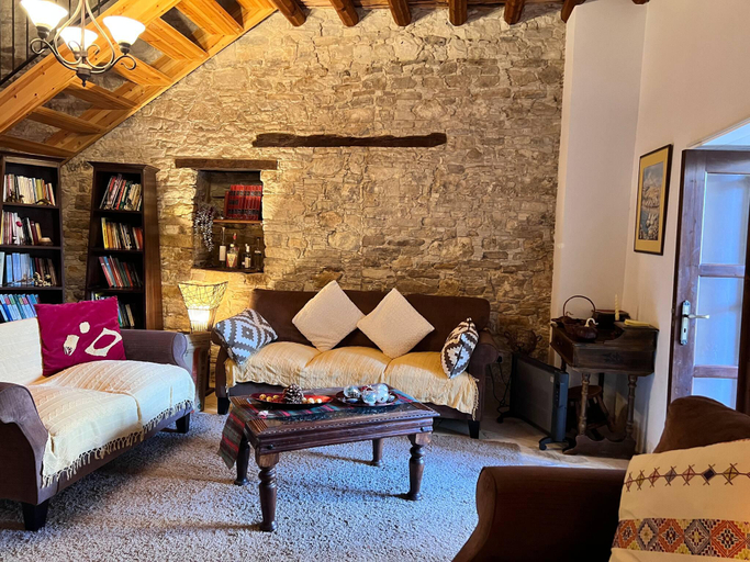 3, Charming 3-Bedroom Cottage in Heart of Vasa Koilaniou