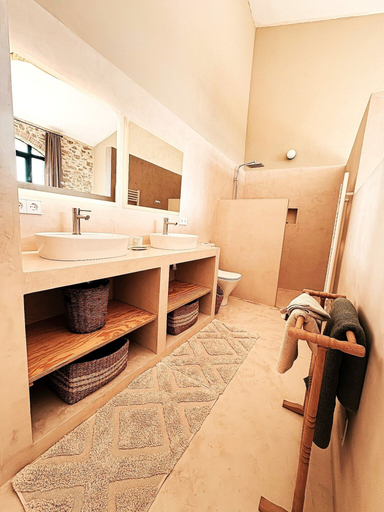 Room 5, Mimosa Lodge, Girona