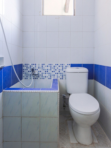 Bathroom 3, OYO 2628 Kartini Residence, Central Jakarta