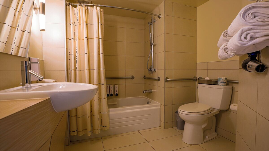 Bathroom 5, Hôtel Must – Aéroport de Québec par JARO, Communauté-Urbaine-de-Québec