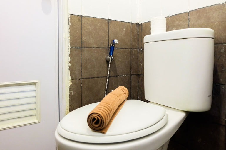 Bathroom 3, Minimalist Studio Green Pramuka Apartment, Jakarta Pusat