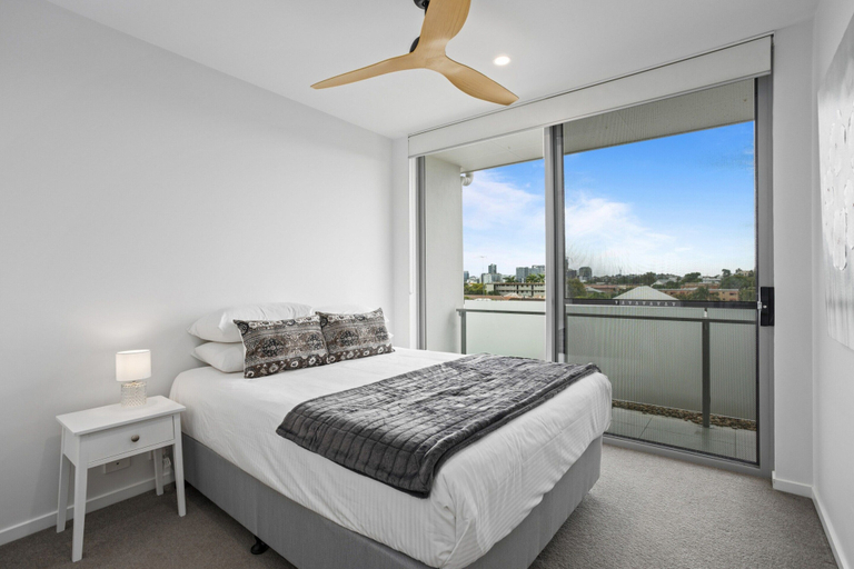 Room 2, Sleek 2-bed With Balcony and Communal BBQ Area, New Farm