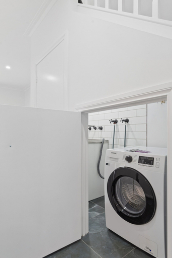 Bathroom, Sleek 2-bed Terrace Near Local Parks, Melbourne