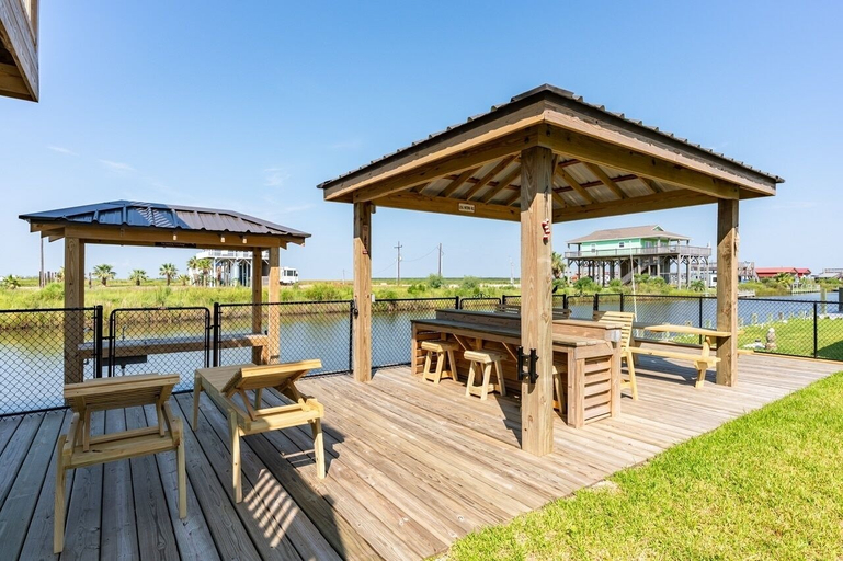 Outdoor dining 2, Mabry 1 Bedroom Home, Galveston