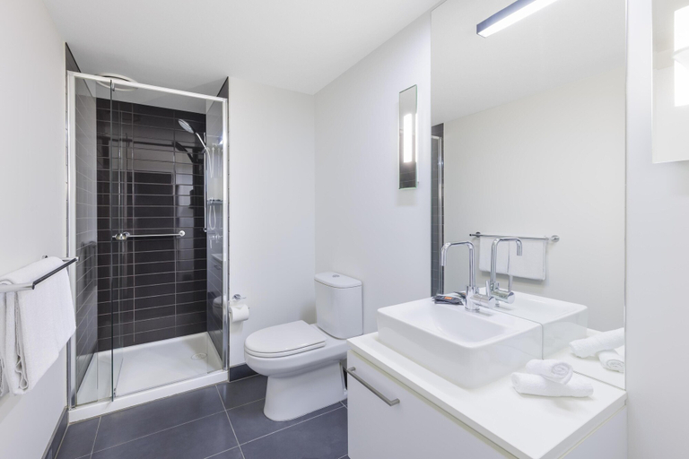 Bathroom 4, Oaks Melbourne St Kilda Road Hotel, Melbourne