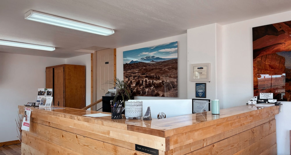 Public Area, Whispering Sands Motel, Wayne