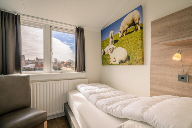 Room 2, Modernly Furnished Holiday Home for 5 People in De Koog, Texel